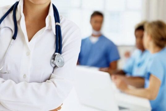 Mjekët sugjerojnë sërish maskat/ Fluks në pediatri, më të prekurit nga virozat janë fëmijët deri në 5 vjeç