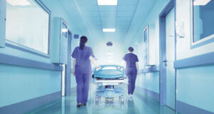 U hodh nga një ndërtesë, ndërron jetë në spital 58-vjeçari