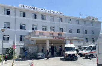 Fier /Arrestohet 44-vjeçari që g*diti me mjet prerës punonjësin e sigurisë në Spitalin Rajonal