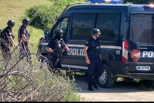 Goditje të njëpasnjëshme nga Policia në Fier: Në kërkim për p*rplasje me makinë, procedime penale dhe shifra al*rmante për çështjet