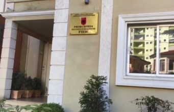 FIER -Pezullohet noterja pasi hartonte akte noteriale të falsifikuara në emër të kolegëve