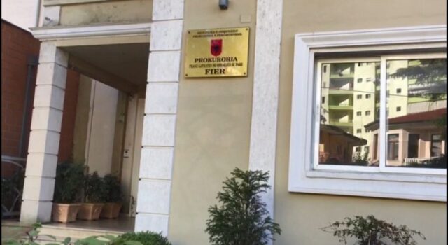 FIER -Pezullohet noterja pasi hartonte akte noteriale të falsifikuara në emër të kolegëve