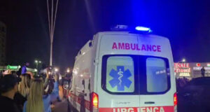 Makina përplas 2-vjeçarin në rrugë, humb jetën në spital