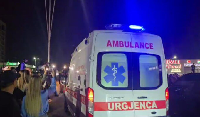 Makina përplas 2-vjeçarin në rrugë, humb jetën në spital