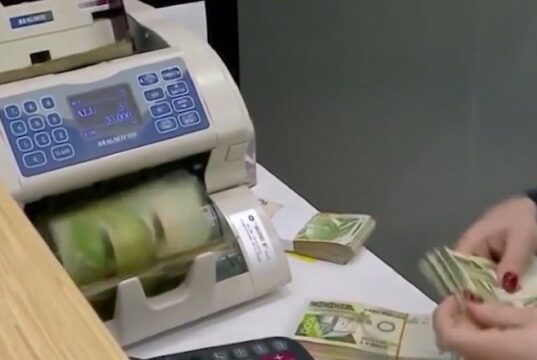 Para jashtë bankave: një rrezik i nënvlerësuar për ekonominë shqiptare