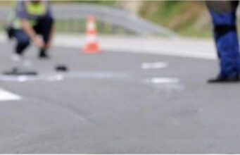 Makina del nga rruga dhe rrokulliset 100 m në greminë, shoferi niset me urgjencë drejt Traumës