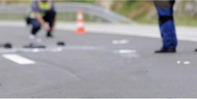 Makina del nga rruga dhe rrokulliset 100 m në greminë, shoferi niset me urgjencë drejt Traumës