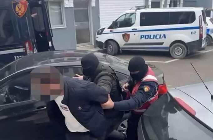 Fier/Në pranga 2 shtetas të dyshuar në veprimtari kriminale në fushën e narkotikëve.