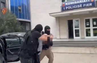 Pla*osi me th*kë një shtetas, arrestohet 44-vjeçari ne Divjake