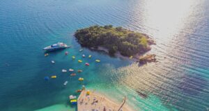 ‘CORRIERE’: Rritjet e çmimeve dekurajojnë turistët, zbehet Shqipëria, pushuesit i kthehen Puglia-s