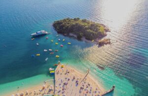 ‘CORRIERE’: Rritjet e çmimeve dekurajojnë turistët, zbehet Shqipëria, pushuesit i kthehen Puglia-s