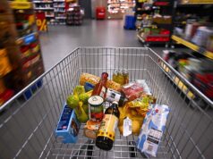 Franca ndalon hedhjen e ushqimit, detyron supermarketet ta japin për njerëzit në nevojë