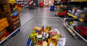 Franca ndalon hedhjen e ushqimit, detyron supermarketet ta japin për njerëzit në nevojë