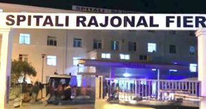 Fier – Dy persona të plagosur me th*kë pas një konfl*kti,perfundojne ne spital