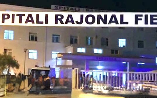 Makina përplas karrocën ne FIER-SEMAN , dergohet ne spital drejtuesi i karroces