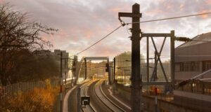 Elektrifikimi i hekurudhës Tiranë-Durrës-Rinas – BERZH hap tenderin me 2 faza