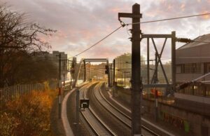 Elektrifikimi i hekurudhës Tiranë-Durrës-Rinas – BERZH hap tenderin me 2 faza