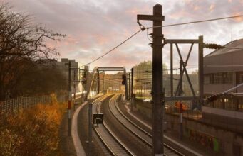 Qeveria miraton kredi 11.7 mln euro për hekurudhën Tiranë–Durrës dhe lidhjen me Rinasin