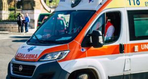 Itali/ 70-vjeçari hidhet nga ballkoni, por bie mbi 80-vjeçaren. E moshuara ndërron jetë në vend, personi që tentoi vetëvrasjen mbijetoi