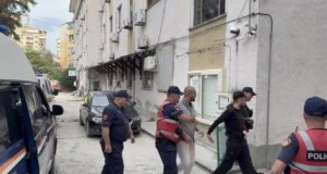 Gjykata Fier lë ne burg 4 nga të arrestuarit e piramidave online, detyrim paraqitje për 2 të tjerë