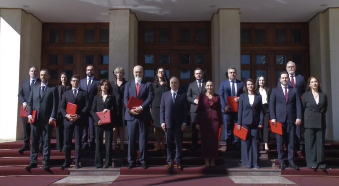 Kabineti i ministrave betohen në Presidencë