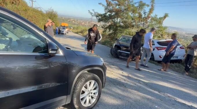 Aksident i trefishtë në aksin Fier–Cakran, plagoset një nga drejtuesit e mjeteve