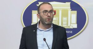 Paradite është President, pasdite punon mjek”, Bardhi: Begaj rezulton i punësuar në një klinikë private mjekësore