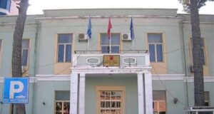 Shkarkohen nga detyra prefekti Fierit dhe i Vlorës