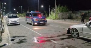 Fier, përplasen 2 makina, të plagosurit dërgohen në spitalin Memorial