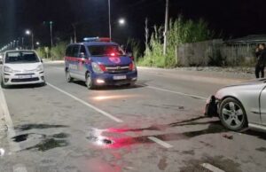 Fier, përplasen 2 makina, të plagosurit dërgohen në spitalin Memorial