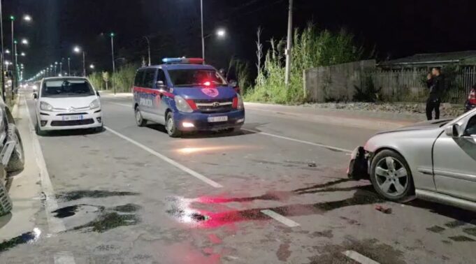 Fier, përplasen 2 makina, të plagosurit dërgohen në spitalin Memorial