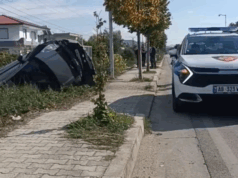 Aksidenti në aksin Lushnje-Berat, 30-vjeçari dergohet në spital