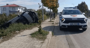 Aksidenti në aksin Lushnje-Berat, 30-vjeçari dergohet në spital