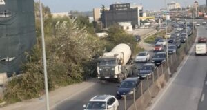 Mbyllja e rruges Tiranë–Durrës shkakton trafik të rënduar, policia apel qytetarëve