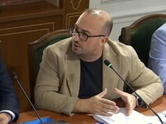 Deputeti i PD Qarkut FIER , Saimir Korreshi, ironizon kryeprokurorin Olsjan Cela në Komisionin e Ligjeve