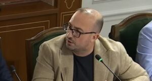 Deputeti i PD Qarkut FIER , Saimir Korreshi, ironizon kryeprokurorin Olsjan Cela në Komisionin e Ligjeve