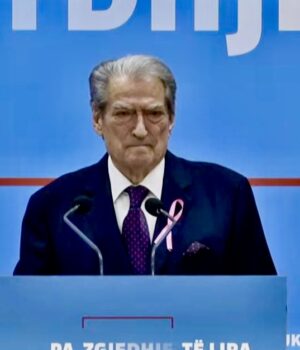 Berisha -“Urdhrit të Mjekut”: Hiqini diplomën Bajram Begajt, tregoni integritet