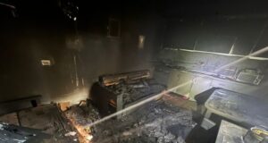 Zjarr në një banesë në Maliq, humb jetën nëna, fëmijët në spital