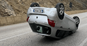 Shoferi humb kontrollin, përmbyset makina në rrugë
