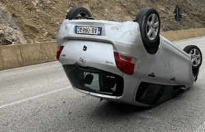 Shoferi humb kontrollin, përmbyset makina në rrugë