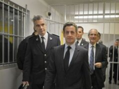 Te burgosurit postojnë pamje ku fyejnë dhe kërcënojnë ish-presidentin francez