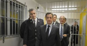 Te burgosurit postojnë pamje ku fyejnë dhe kërcënojnë ish-presidentin francez