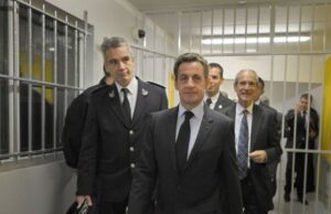 Te burgosurit postojnë pamje ku fyejnë dhe kërcënojnë ish-presidentin francez