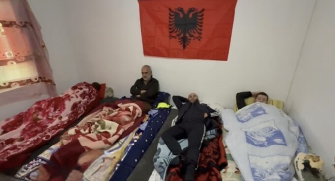 Pas 17 ditësh naftëtarët e “BANKERS”ndërpresin grevën e urisë: Do vijojmë me protesta