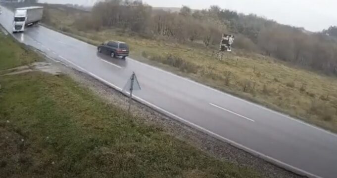 Kamioni humb kontrollin dhe përplaset me një makinë,2 v*ktima në Rumani (VIDEO)