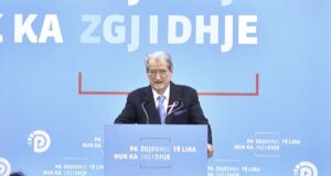 Berisha: Jam gati të ulem në një tryezë me Ramën për të prekur Kushtetutën