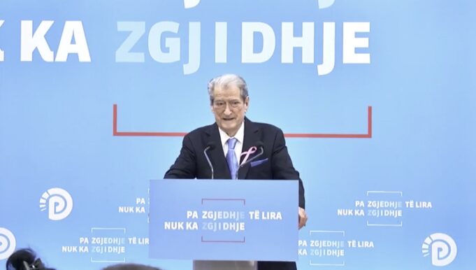 Berisha: Jam gati të ulem në një tryezë me Ramën për të prekur Kushtetutën