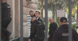 Me pranga në duar, mbërrin në Gjykatën Kushtetuese Erion Veliaj