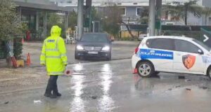 Fier/ Makina e policise përplaset me automjetin e policisë rrugore,2 te plagosur