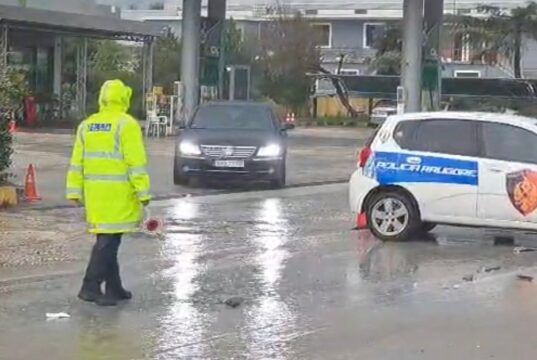 Fier/ Makina e policise përplaset me automjetin e policisë rrugore,2 te plagosur